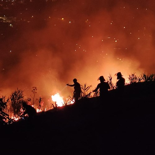 Notte di fuoco ad Ischia, vasto incendio sul Monte Epomeo: probabile origine dolosa 