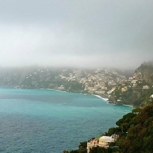 Nubi basse a Positano, le foto di Fabio Fusco regalano un paesaggio senza tempo