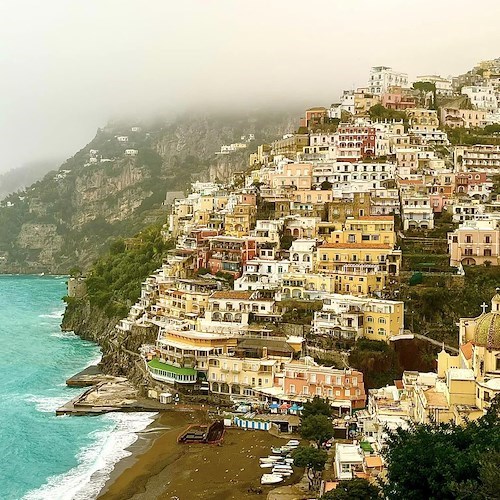 Nubi basse a Positano, le foto di Fabio Fusco regalano un paesaggio senza tempo