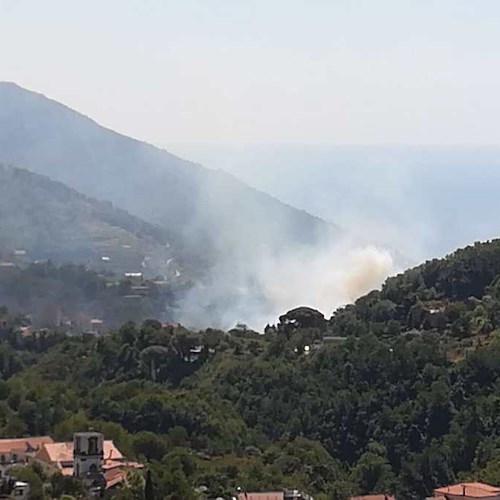 Nuovo incendio a Tramonti, fiamme a poca distanza dal Convento di San Francesco