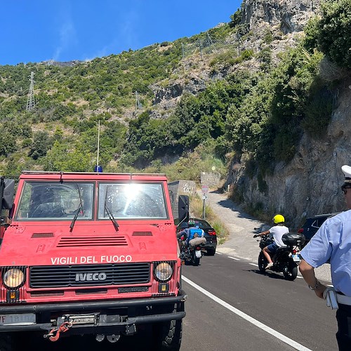 Nuovo incendio in Costa d'Amalfi, canadair in azione a Maiori / FOTO-VIDEO