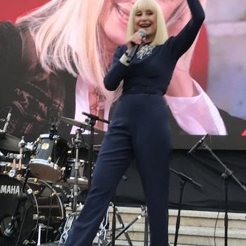 Nuovo omaggio per Raffaella Carrà, il volto dell'indimenticata artista sulle monete da 2 euro 