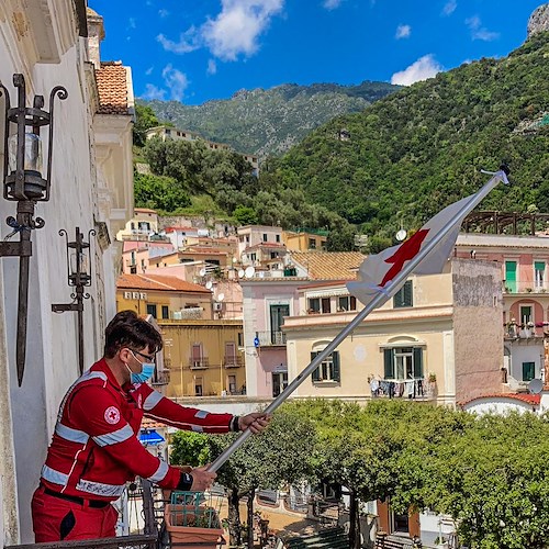 Oggi è la Giornata della Croce Rossa: nei Comuni della Costa d'Amalfi bandiere esposte per ringraziare i volontari /FOTO