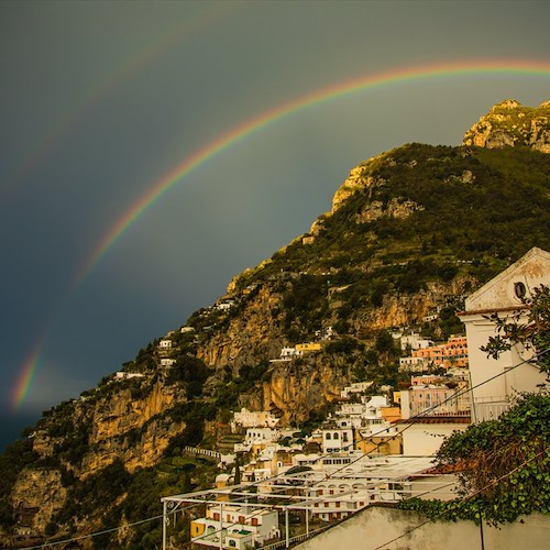 Oggi il buongiorno da Positano arriva con tutti i colori dell'arcobaleno: le meravigliose immagini di Fabio Fusco