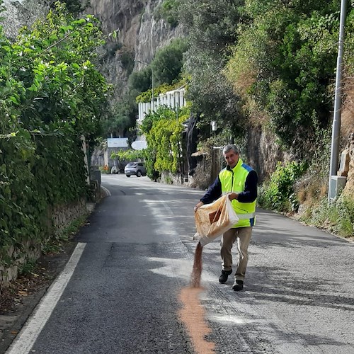 Olio sulla Ss163 tra Amalfi e Praiano, in corso pulizia da parte di operai ANAS