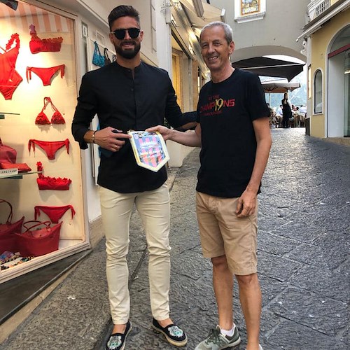 Oliver Giroud turista a Capri, per l'attaccante del Milan relax dopo la vittoria dello scudetto 