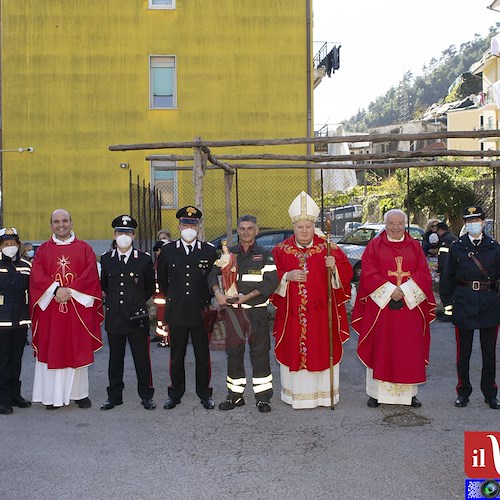 Omaggio a Santa Barbara, patrona della Marina Militare e dei Vigili del Fuoco: la cerimonia a Maiori con il Vescovo Orazio Soricelli /foto gallery