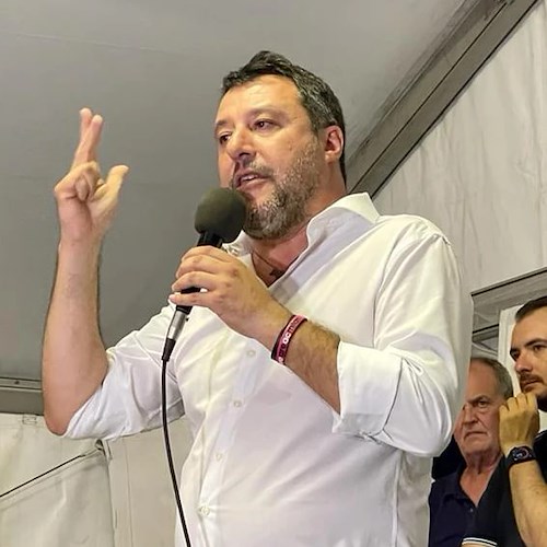 "Ombre russe" sulla crisi di Governo, la Lega sotto accusa. Salvini: «Sono fesserie, noi lavoriamo per la pace»
