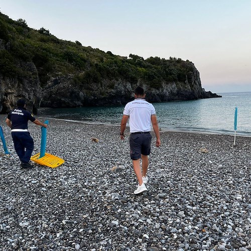 Ombrelloni lasciati abusivamente in spiaggia, blitz della polizia a Camerota 
