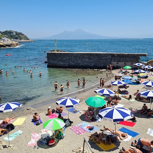 Ombrelloni marini gratuiti per i bagnanti: l’iniziativa sulla spiaggia della Gaiola