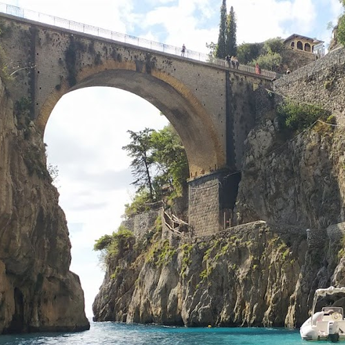 Onda travolge coppia di turisti al Fiordo di Furore: donna muore annegata 