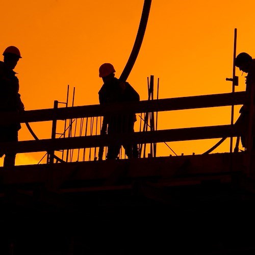 Operaio morto sul lavoro, ma al cantiere insabbiano tutto: sette arresti a Latina 