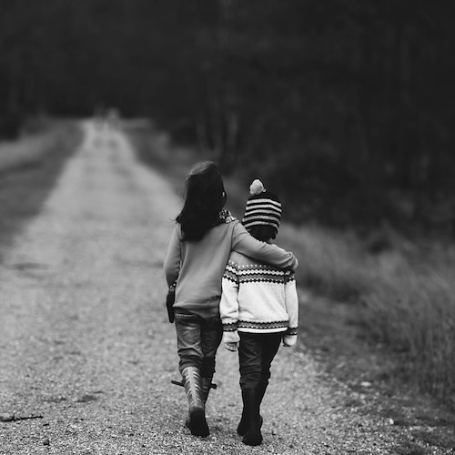 Bimbi di spalle<br />&copy; Foto di Annie Spratt da Pixabay