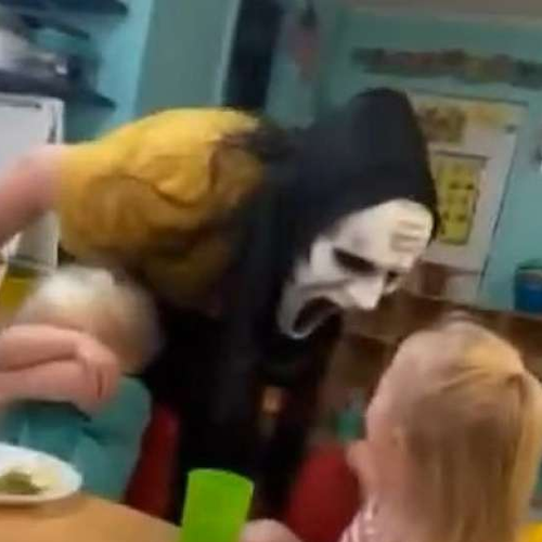 Orrore all'asilo nido, maestre terrorizzano bimbi indossando maschere horror: «Sei stato cattivo, corri»