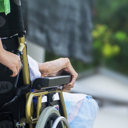 Orrore nelle RSA dell'Avellinese: operatrici sanitarie accusate di maltrattamento e abbandono di disabili