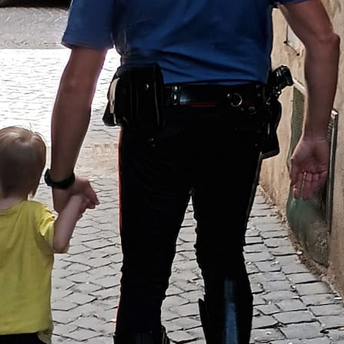 Orvieto: la porta di casa rimane aperta, bimbo di 2 anni si dà alla fuga. Ritrovato dai carabinieri 