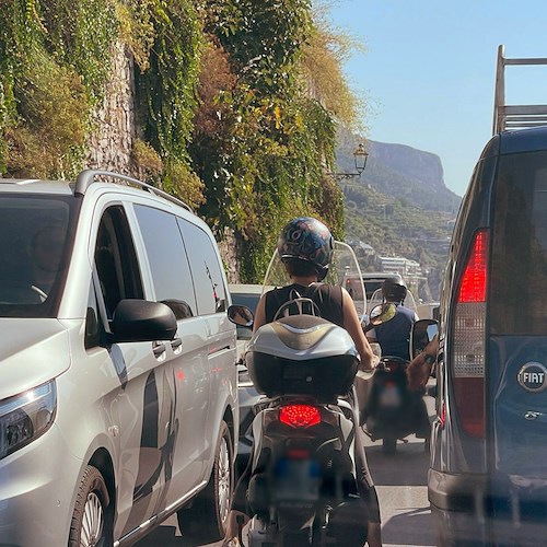 Ottobre inizia con il traffico in tilt sulla SS163 Amalfitana: c’è anche un’ambulanza bloccata /FOTO