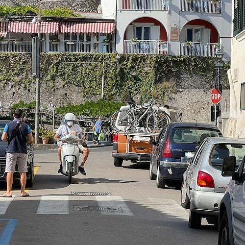 Ottobre inizia con il traffico in tilt sulla SS163 Amalfitana: c’è anche un’ambulanza bloccata /FOTO