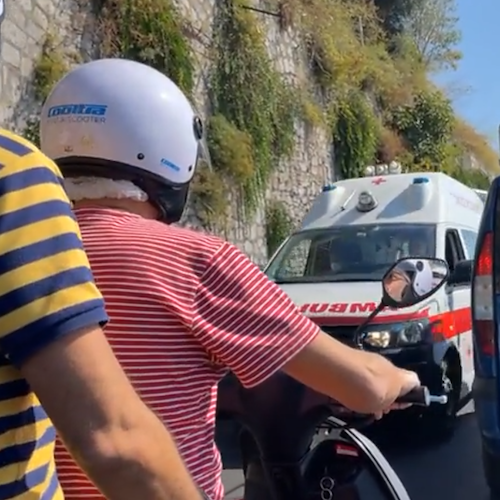 Ottobre inizia con il traffico in tilt sulla SS163 Amalfitana: c’è anche un’ambulanza bloccata /FOTO
