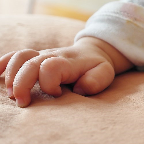 Mano di neonato<br />&copy; RitaE su Pixabay