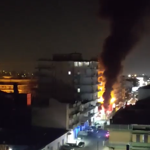 Pagani, scoppia incendio in deposito: colonna di fumo e aria irrespirabile