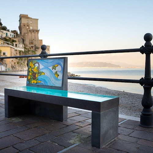 Panchine d'Autore a Cetara, valorizzano la bellezza di uno dei borghi più belli della Costa d'Amalfi