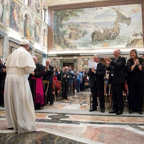 Papa Francesco ai giornalisti: «La comunicazione ha bisogno di parole vere in mezzo a tante parole vuote»