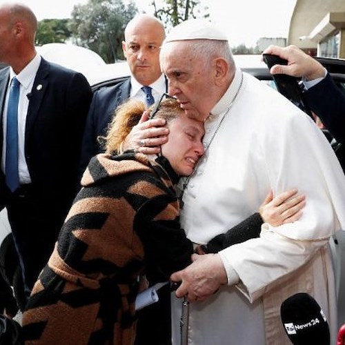 Papa Francesco dimesso dal Gemelli: l’abbraccio a una coppia che ha perso la figlia