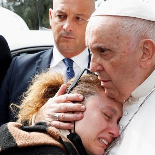 Papa Francesco dimesso dal Gemelli: l’abbraccio a una coppia che ha perso la figlia