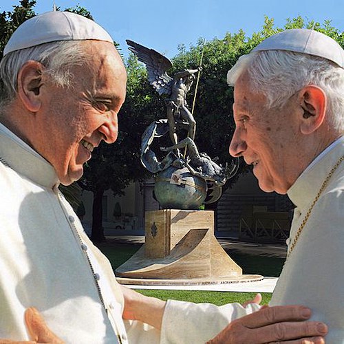 Papa Francesco: "Pregate per Benedetto XVI, è molto malato"