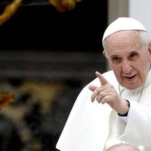 Papa Francesco: "Si aspetti un pugno chi offende mia madre."
