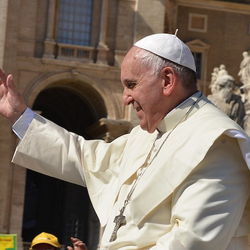 Papa Francesco telefona a Zelensky, il presidente lo invita in Ucraina: «Siete l'ospite più atteso»