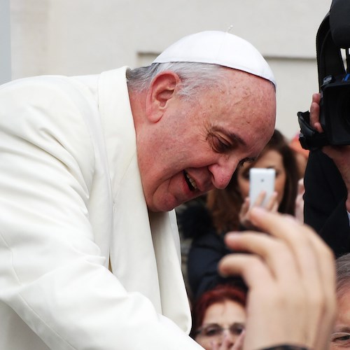 Papa Francesco telefona a Zelensky, il presidente lo invita in Ucraina: «Siete l'ospite più atteso»