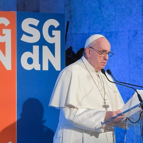Papa Francesco: «Triste che le donne debbano nascondere la pancia per lavorare». Draghi annuncia misure ad hoc