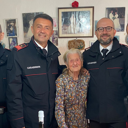 Parenti bloccati dal maltempo, a Favignana zia Rosina festeggia 101 anni insieme ai Carabinieri