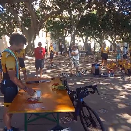 Parroco bresciano celebra la messa vestito da ciclista, il Vescovo lo richiama e gli chiede «gesto penitenziale»