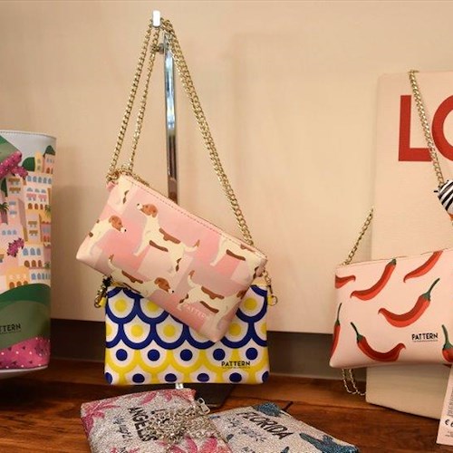 Pattern Thetravellovebag lancia gli accessori moda ispirati a Positano in esclusiva da Umberto Carro Fashion Store