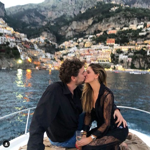 Pau Gasol a Positano dedica un post d'amore alla moglie Catherine /Foto