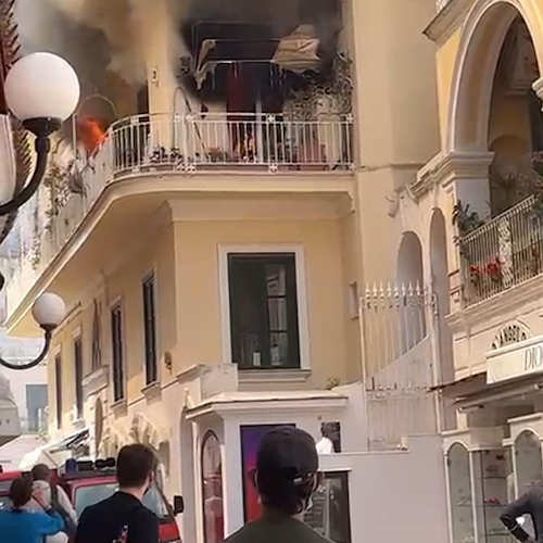 Paura a Capri, scoppia incendio in abitazione in via Camerelle / FOTO-VIDEO