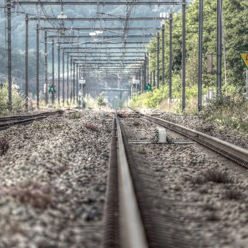 Paura a Cava de' Tirreni, donna tenta il suicidio alla stazione ferroviaria: salvata dal figlio 