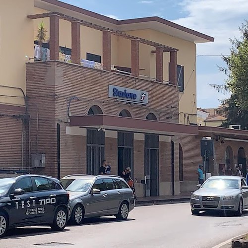 Paura a Cava de' Tirreni, donna tenta il suicidio alla stazione ferroviaria: salvata dal figlio 