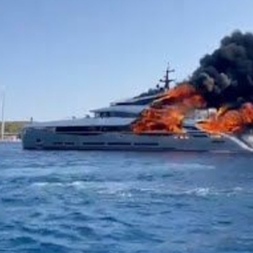 Paura a Formentera, in fiamme superyacht da 25 milioni di euro: apparteneva a noto imprenditore napoletano