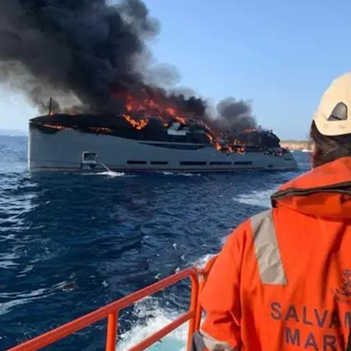 Paura a Formentera, in fiamme superyacht da 25 milioni di euro: apparteneva a noto imprenditore napoletano