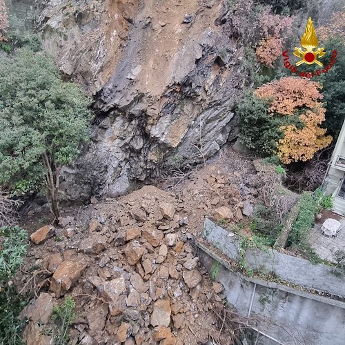 Paura a Genova, cede costone roccioso vicino alle abitazioni: evacuati 3 nuclei familiari 