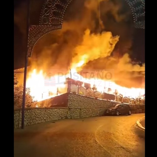 Paura a Gragnano, fiamme avvolgono la struttura di un ristorante: otto feriti