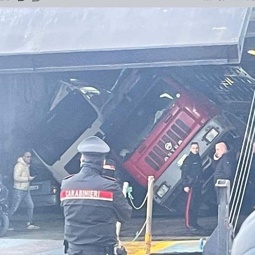 Paura a Ischia, onda anomala fa rovesciare due camion all'interno di un traghetto<br />&copy; Francesco Emilio Borrelli