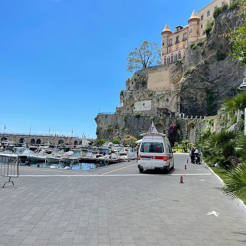 Paura a Maiori, giovane accusa malore in barca. L'ambulanza arriva dopo più di un'ora da Positano 