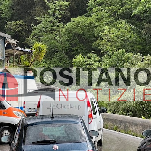 Paura a Maiori, uomo finisce schiacciato tra due auto: immediati i soccorsi / FOTO 