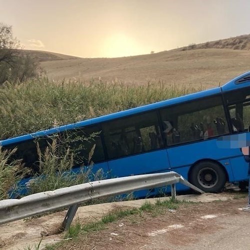 Paura a Montescaglioso, bus con 50 studenti finisce fuori strada: oltre 20 feriti, uno è grave <br />&copy; Vigili del Fuoco