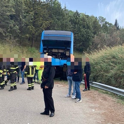Paura a Montescaglioso, bus con 50 studenti finisce fuori strada: oltre 20 feriti, uno è grave <br />&copy; Vigili del Fuoco